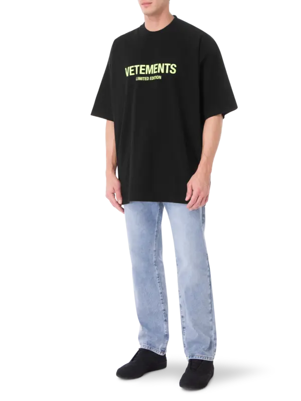 تيشيرت بطبعة شعار بإصدار محدود