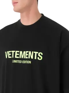 تيشيرت بطبعة شعار بإصدار محدود