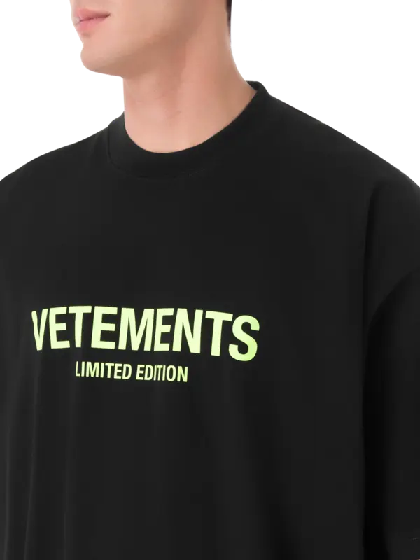 تيشيرت بطبعة شعار بإصدار محدود