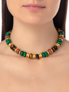 قلادة مزينة بالخرز بلون أخضر داكن وبني