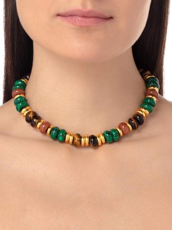 قلادة مزينة بالخرز بلون أخضر داكن وبني