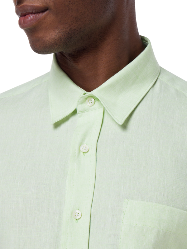 قميص من الكتان بقصة عادية وأكمام طويلة