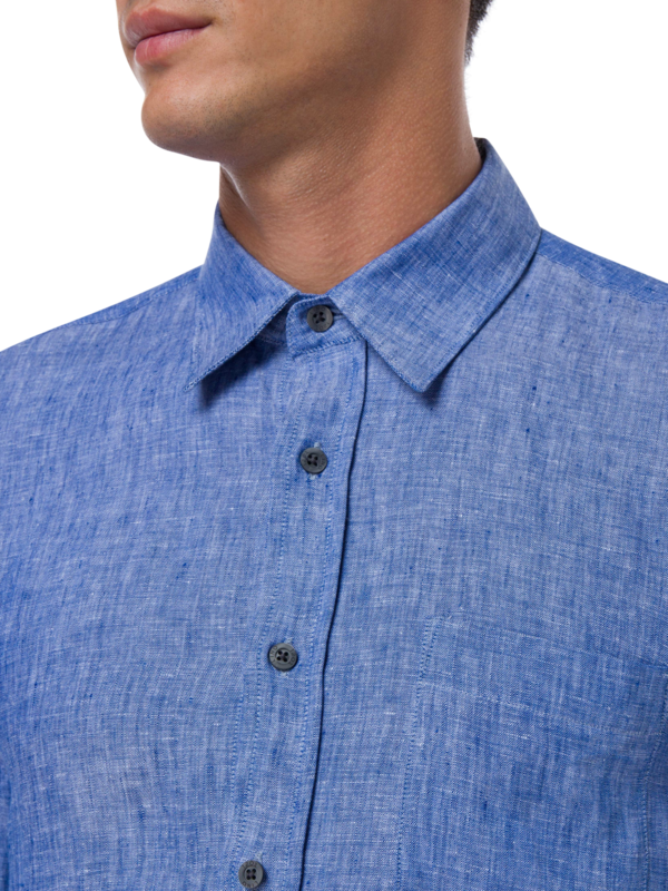 قميص من الكتان بقصة عادية وأكمام طويلة