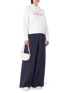 هودي بقصة ضيقة مزين بطبعة عبارة "A Little Bit Dramatic"