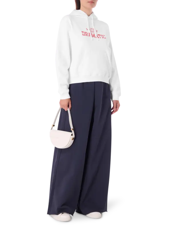 هودي بقصة ضيقة مزين بطبعة عبارة "A Little Bit Dramatic"