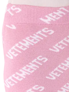 تنورة قصيرة مزينة بحروف العلامة التجارية