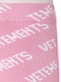 تنورة قصيرة مزينة بحروف العلامة التجارية