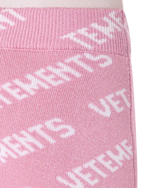 تنورة قصيرة مزينة بحروف العلامة التجارية