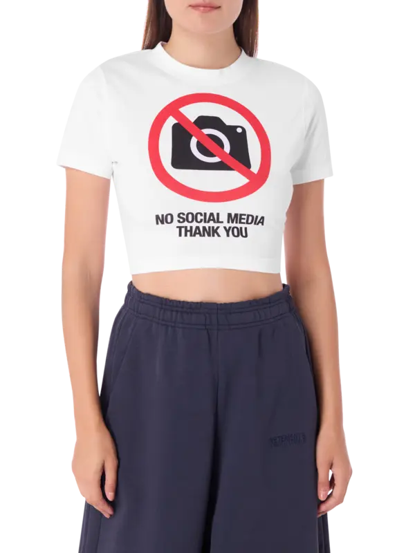 تيشرت بقصة ضيقة مزين بطبعة عبارة "No Social Media"