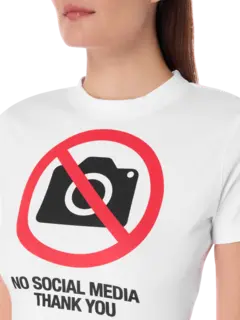 تيشرت بقصة ضيقة مزين بطبعة عبارة "No Social Media"