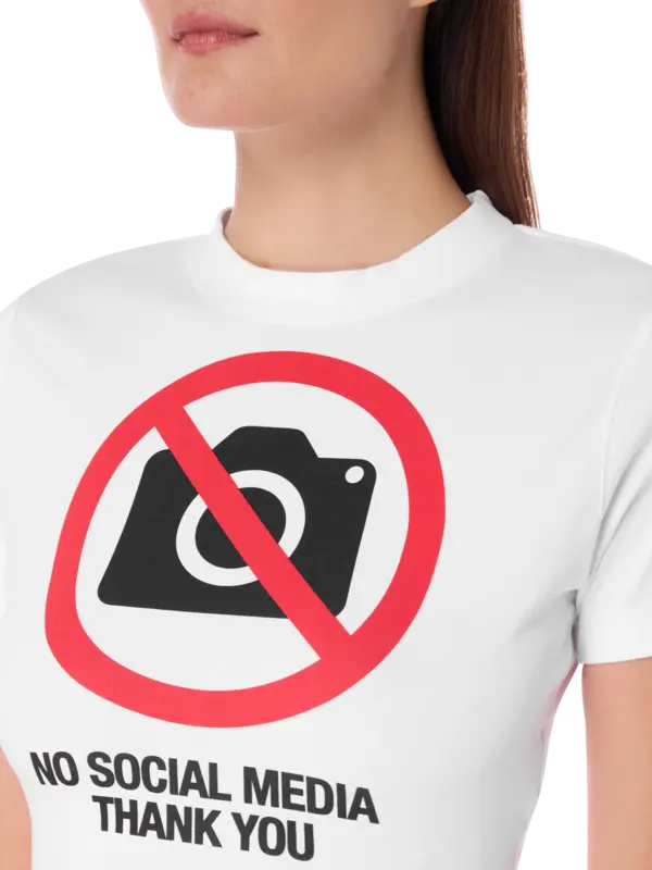تيشرت بقصة ضيقة مزين بطبعة عبارة "No Social Media"