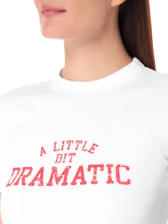 تيشرت بقصة ضيقة مزين بطبعة عبارة "A Little Bit Dramatic"
