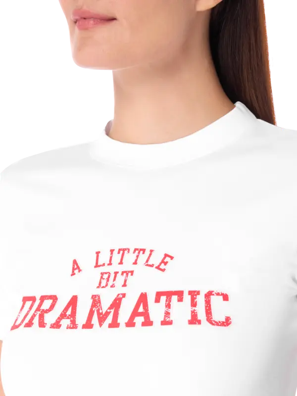 تيشرت بقصة ضيقة مزين بطبعة عبارة "A Little Bit Dramatic"