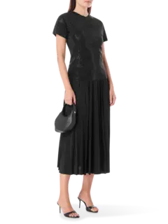 تيشرت بقصة ضيقة مزين بالكريستال الداكن