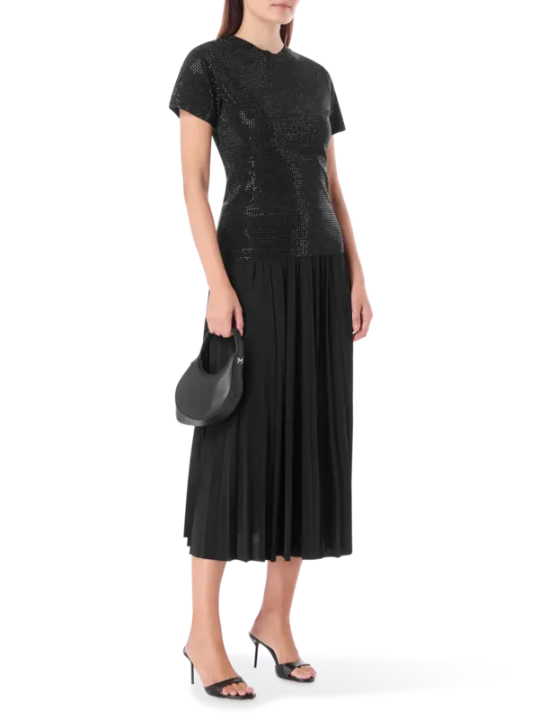 تيشرت بقصة ضيقة مزين بالكريستال الداكن