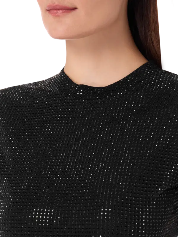 تيشرت بقصة ضيقة مزين بالكريستال الداكن