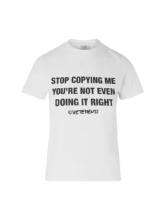 "تيشيرت بحواف مطاطية مطبوع بعبارة "Stop Copying Me"