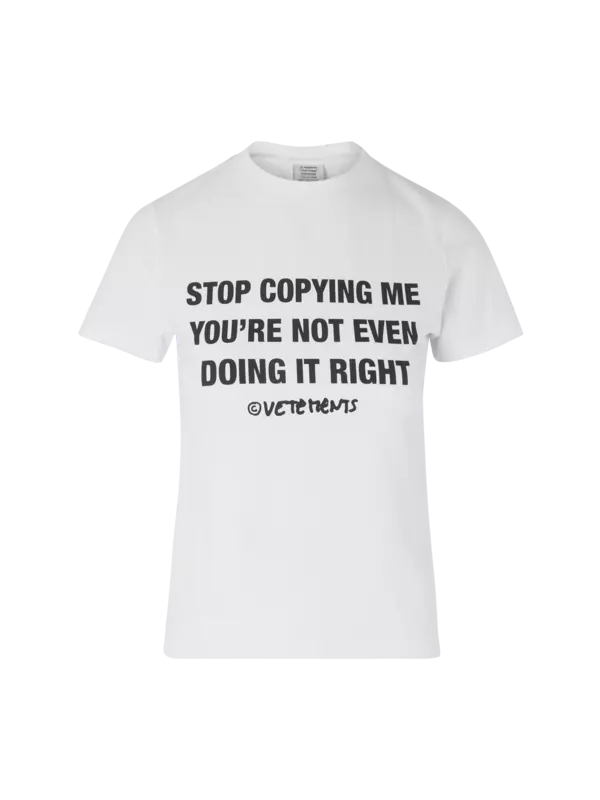 "تيشيرت بحواف مطاطية مطبوع بعبارة "Stop Copying Me"