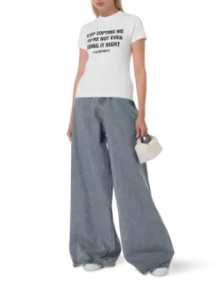 "تيشيرت بحواف مطاطية مطبوع بعبارة "Stop Copying Me"