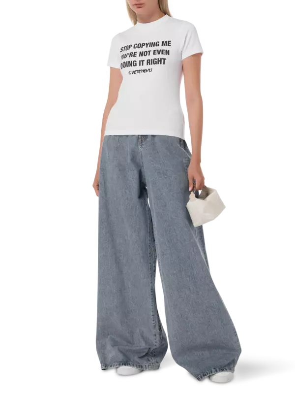 "تيشيرت بحواف مطاطية مطبوع بعبارة "Stop Copying Me"