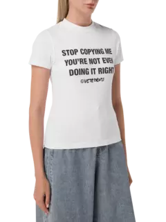 "تيشيرت بحواف مطاطية مطبوع بعبارة "Stop Copying Me"
