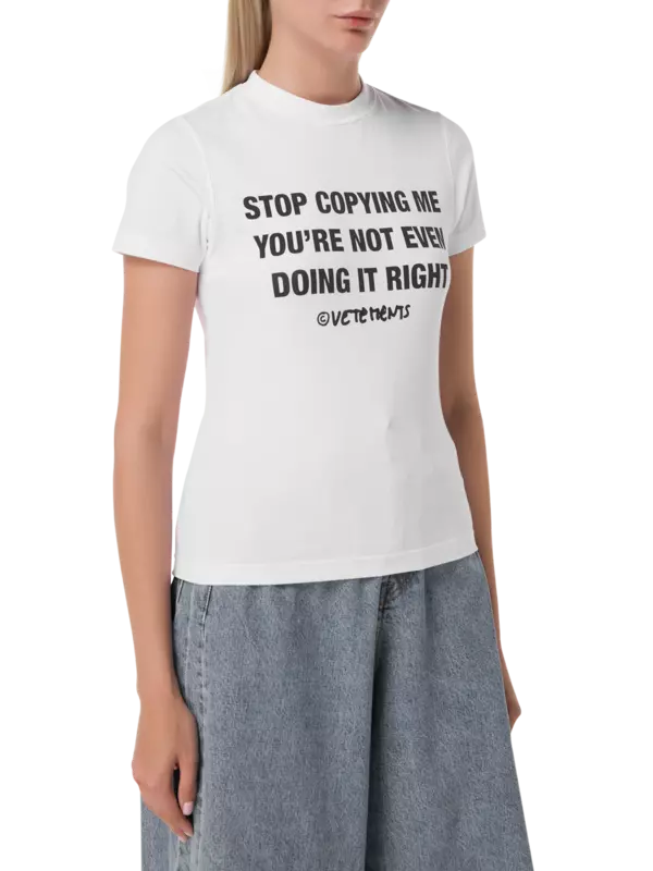 "تيشيرت بحواف مطاطية مطبوع بعبارة "Stop Copying Me"