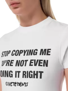 "تيشيرت بحواف مطاطية مطبوع بعبارة "Stop Copying Me"