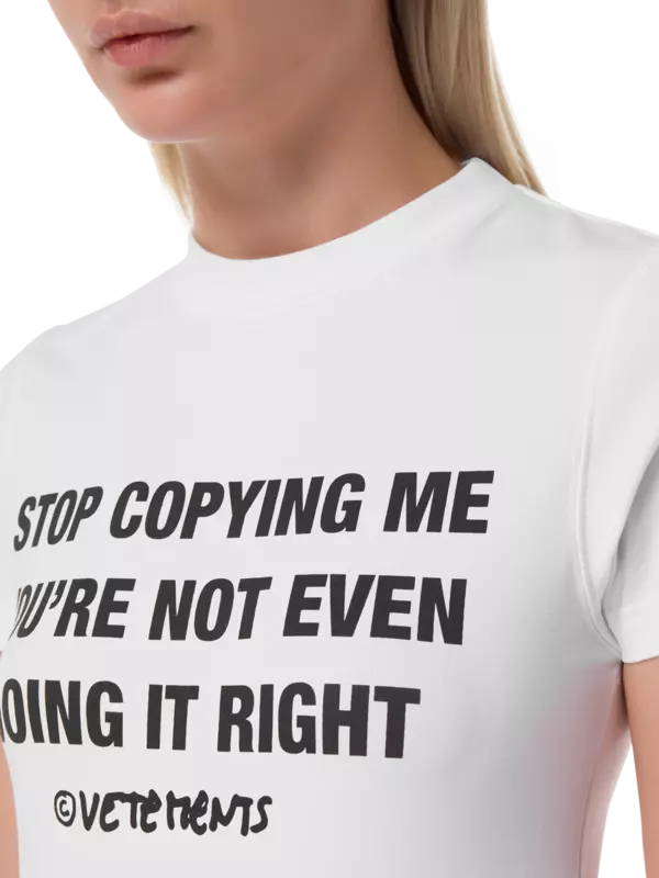 "تيشيرت بحواف مطاطية مطبوع بعبارة "Stop Copying Me"