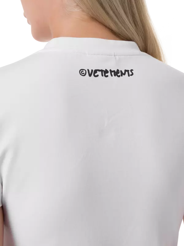 "تيشيرت بحواف مطاطية مطبوع بعبارة "Stop Copying Me"