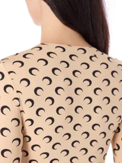 بلوزة من قماش الجيرسيه بفتحة رقبة مستديرة وطبعة قمر