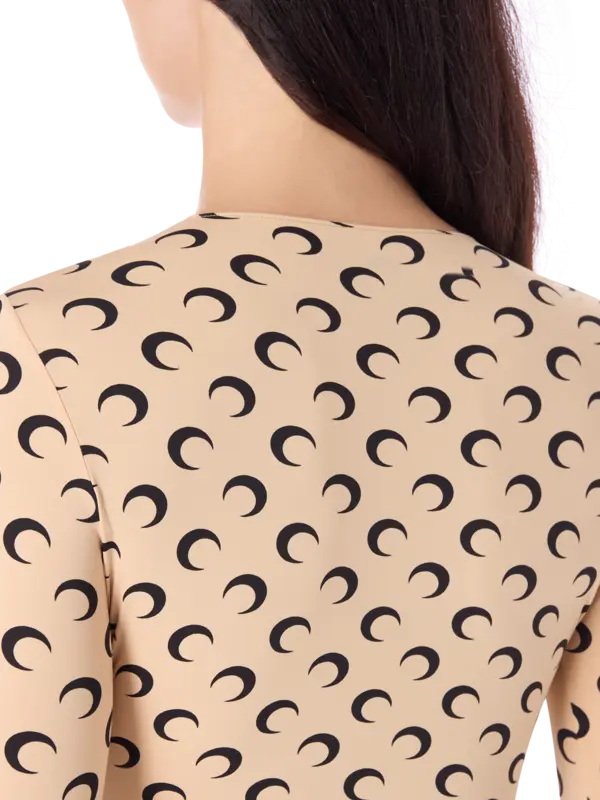 بلوزة من قماش الجيرسيه بفتحة رقبة مستديرة وطبعة قمر