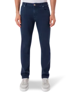 بنطال جينز بقصة ضيقة من أعلى وواسعة من أسفل