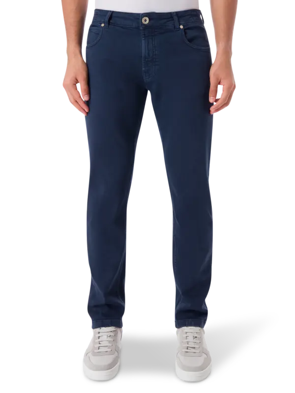 بنطال جينز بقصة ضيقة من أعلى وواسعة من أسفل