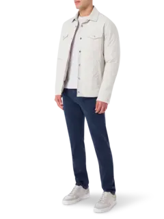 بنطال جينز بقصة ضيقة من أعلى وواسعة من أسفل