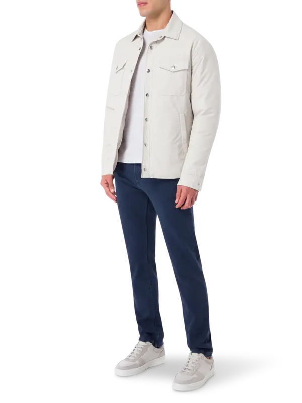 بنطال جينز بقصة ضيقة من أعلى وواسعة من أسفل