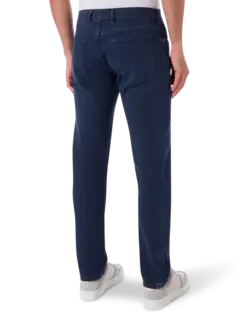 بنطال جينز بقصة ضيقة من أعلى وواسعة من أسفل