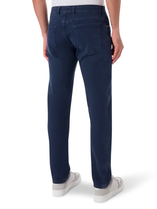 بنطال جينز بقصة ضيقة من أعلى وواسعة من أسفل