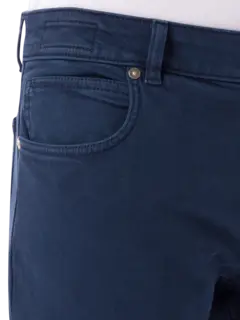 بنطال جينز بقصة ضيقة من أعلى وواسعة من أسفل