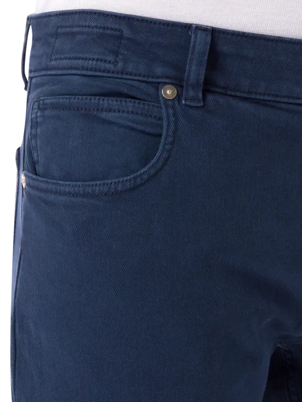 بنطال جينز بقصة ضيقة من أعلى وواسعة من أسفل