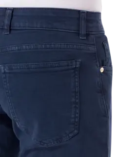 بنطال جينز بقصة ضيقة من أعلى وواسعة من أسفل