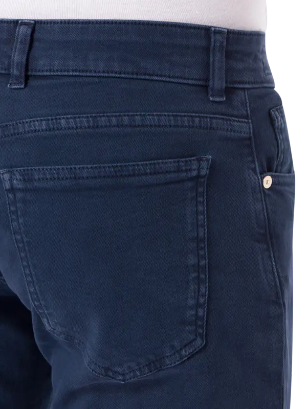 بنطال جينز بقصة ضيقة من أعلى وواسعة من أسفل