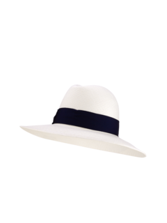 قبعة كلاوديت بنما بحافة عريضة رفيعة