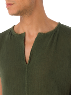 قميص زول خفيف بدون أكمام وبرقبة على شكل حرف V