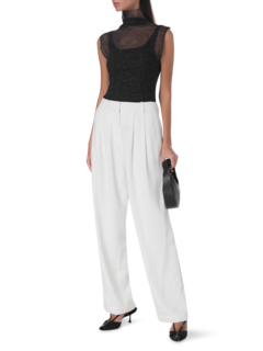 بلوزة شبكية بدون أكمام وبياقة عالية ملفوفة