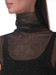 بلوزة شبكية بدون أكمام وبياقة عالية ملفوفة