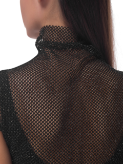 بلوزة شبكية بدون أكمام وبياقة عالية ملفوفة