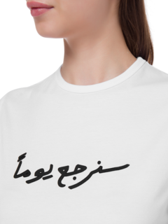 تيشيرت بقصة عادية بطبعة عبارة "Some Day We Should Return"