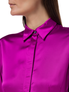 قميص ساتان ضيق بأكمام طويلة