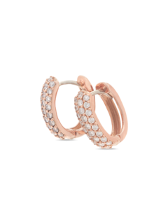 أقراط من الذهب الأصفر عيار 18 قيراطاً مرصعة بقطع الألماس الصغيرة