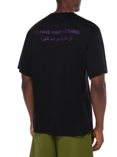 تيشيرت كبير الحجم مطبوع عليه عبارة "To Be Anonymous"